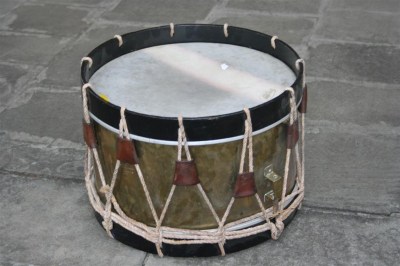 Tamburo rullante africano con bacchette